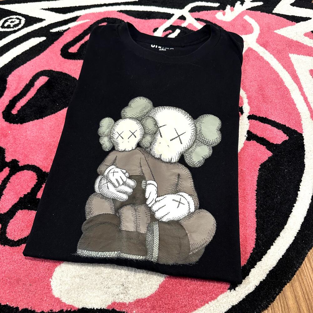KAWS x UNIQLO UT Short Sleeve Graphic T-Shirt – US Size XL – As Pictured